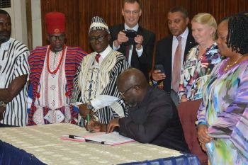 President Weah signs LGA, while VP Taylor, Minister Sirleaf, Development partners and others look on 